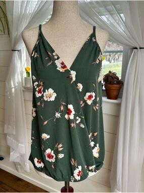 Beacon Niomie Olive Green Surplice Knit Sleeveless Tank Top. NWT!
Size: Small